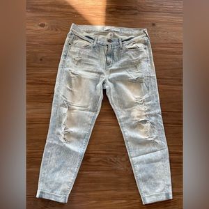 Abercrombie & fitch low-rise washed cropped jeans.